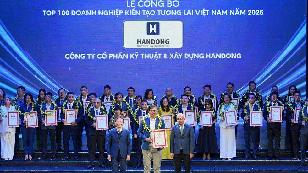 Handong representatives receive the award at VNR Future 100