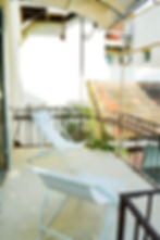 Balcon d'un appartement avec transat