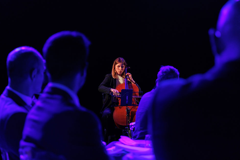 Coline Gaschot en violoncelle solo lors du Dîner des Chefs à Lorient