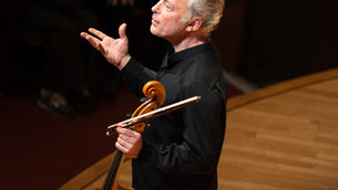 Raphaël Pidoux prépare le Jeune Orchestre de l’Abbaye pour son premier enregistrement