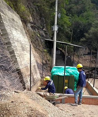 Tres obreros en Subestacion en la mina.j