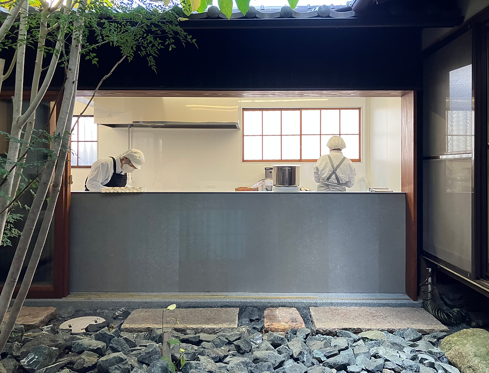 伝統的町家の坪庭に面する製造所