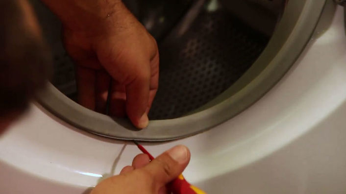 Apprenez à changer vous-même la sécurité de porte de votre lave-linge à hublot. Il ne vous faudra pas plus de quelques minutes pour réaliser cette opération ! Comment changer la sécurité de porte de son lave linge à Hublot