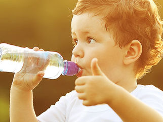 Beber água emagrece? Fisiologista explica o que acontece com o corpo