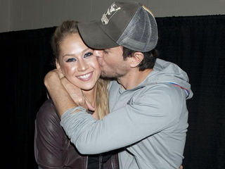 Lo que nunca, Enrique Iglesias tuvo gesto amoroso con Kournikova en concierto