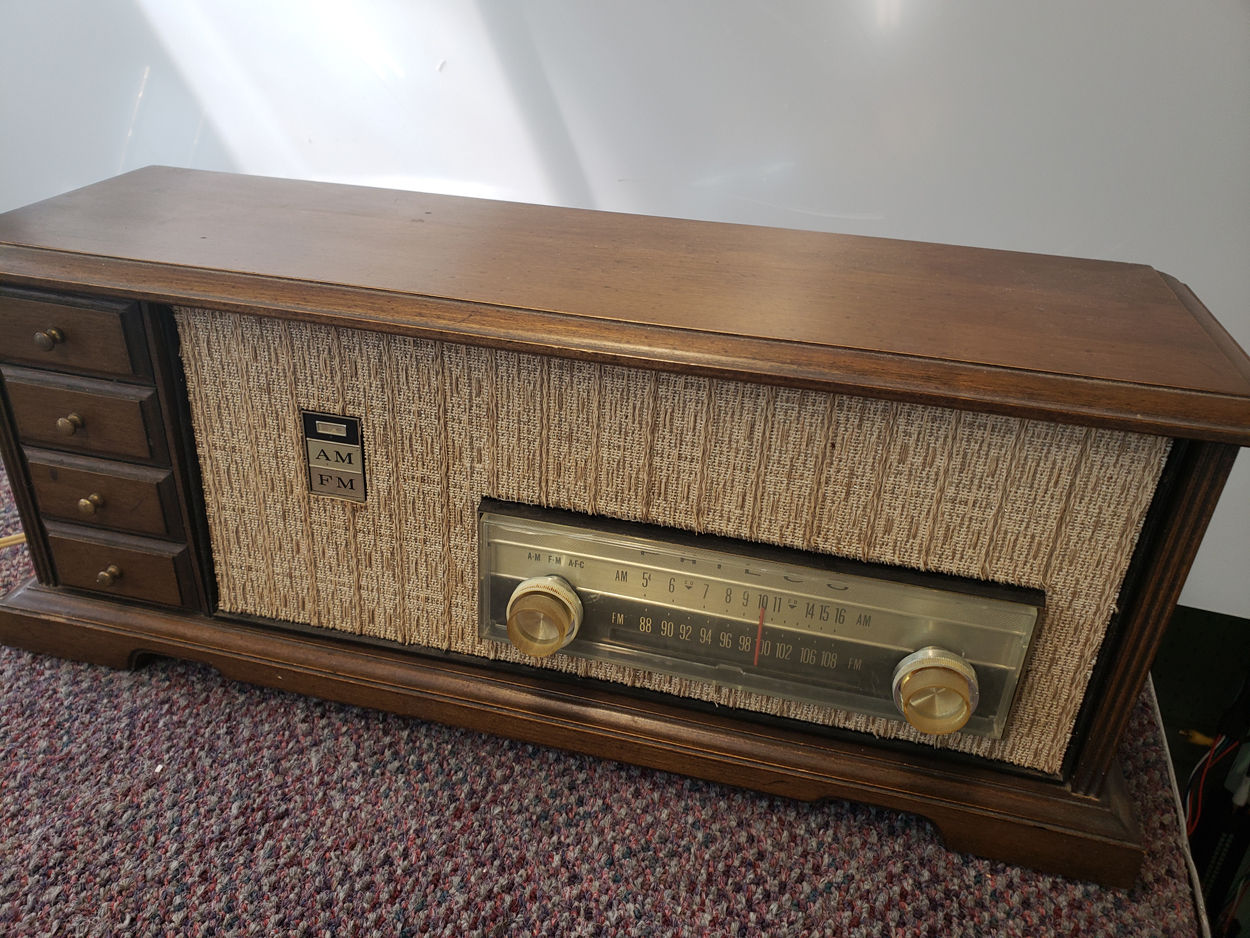 Philco L929-124 AM/FM 6 Tube Table Radio