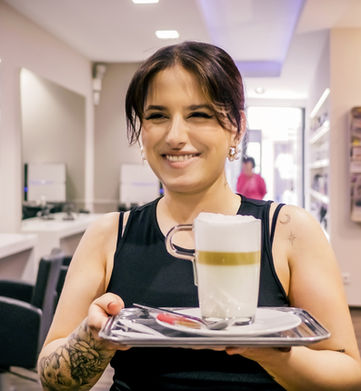 Fotoimpression vom Friseursalon Marcel Michels | Friseur Bonn
Hier sieht sogar der Kaffee gut aus