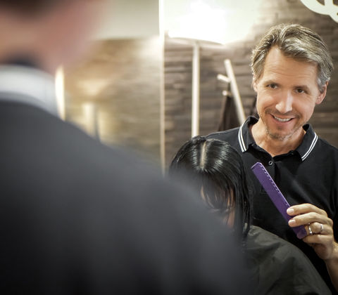 Marcel Michels während der Arbeit in seinem Salon in Bonn