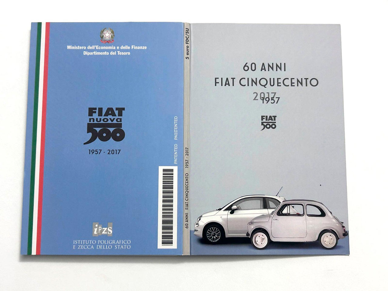 Embalagem oficial da moeda comemorativa de 5 euros pelos 60 anos do Fiat 500, mostrando os modelos de 1957 e o moderno lado a lado, emitida pela Casa da Moeda da Itália em 2017.