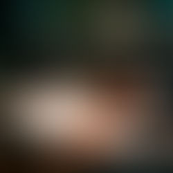 Executivo em ambiente corporativo analisa documento manuscrito sobre mesa de madeira escura, segurando caneta-tinteiro. Ao lado, lupa, óculos e bloco de notas. Ao fundo, sala de reunião desfocada com iluminação em tons verdes, transmitindo atmosfera estratégica e profissional.