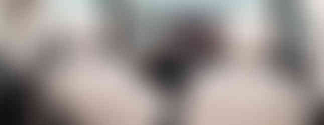 Immagine degli interni di una Fiat 500 Riva Cabriolet, con sedili in pelle bianca e cruscotto in legno.