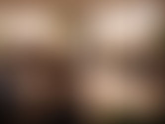 Ambiente de trabalho moderno e iluminado por luz natural, com pessoas em diferentes situações dentro de um escritório aberto, alguns colaborando em grupo e outros em momentos de reflexão próximos às janelas, transmitindo conexão humana, equilíbrio e propósito profissional.