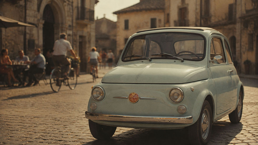 Fiat 500 clássico em uma praça italiana ao entardecer, com ciclistas e moradores ao fundo, o emblema original Fiat na dianteira e o logo GIRO500 discretamente instalado na fachada de um estabelecimento.