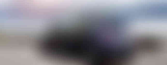 Fiat 500 Riva sulla strada costiera, il sole dietro la montagna.