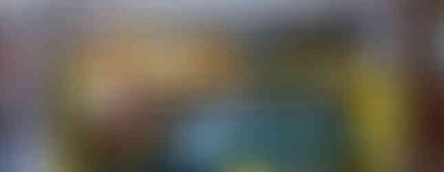 Carroceria do Fiat 500 Hybrid em fase intermediária da linha de produção na fábrica de Mirafiori, em Torino, passando por estação automatizada de montagem e controle de qualidade, evidenciando o processo industrial Made in Italy.