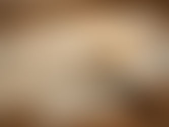 Quatro folhas de papel dispostas sobre uma mesa de madeira clara representam conceitos da grafologia. À esquerda, manuscritos exibem diferentes estilos de escrita sob o título “Gêneros e Espécies de Crépieux-Jamin”. No centro, curvas progressivas ilustram “Níveis de Forma de Klages”. À direita, o título “Simbolismo do Espaço Gráfico de Pulver” aparece acima de um esquema com linhas e formas geométricas brilhantes. Em primeiro plano, uma lupa amplia sinais manuscritos sob o título “Estudo dos Signos Gráficos”, destacando alguns traços iluminados em tons quentes e outros em tons frios. A iluminação é suave e cria atmosfera acadêmica.