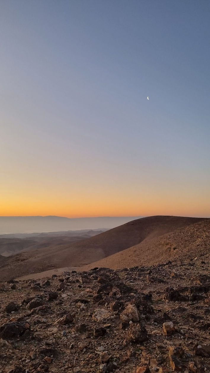 שקיעה מדברית מרהיבה עם ירח