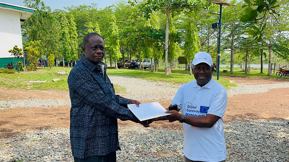 (l–r) CARI’s Director General, Dr. Arthur Bob Karnuah, and Dr. Inoussa Akintayo, Project National Coordinator/AfricaRice’s Country Representative to Liberia