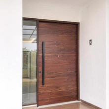 Pintu Utama lebar panel rata dari kayu solid