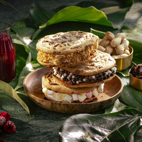 Foodfotografie – Gestapelte Chocolate Cookies mit Marshmallows auf Holzplatter – Kitchenkiss