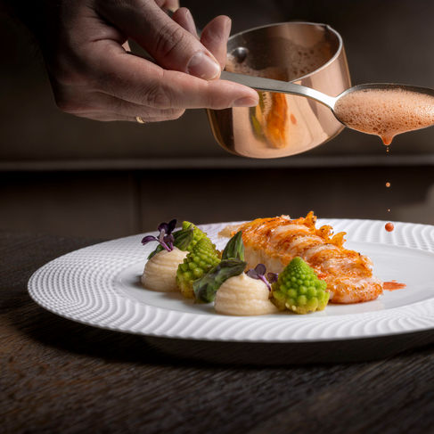High-End Foodfotografie – Präzises Anrichten und Servieren von feinsten Fleisch- und Fischgerichten – Kitchenkiss
