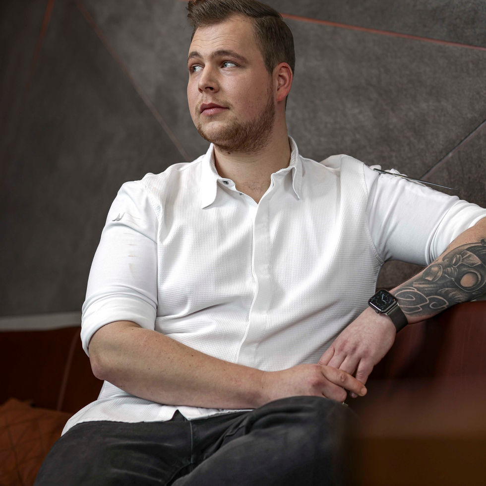 Werbefotograf – Professionelles Charakter-Portrait des Küchenchefs im Mountain Hub Gourmet – Kitchenkiss Studio