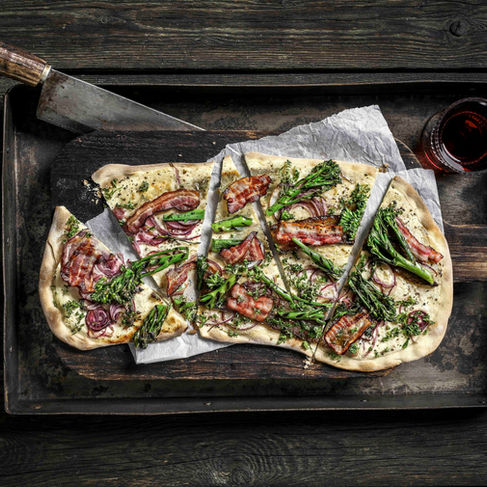 Werbefotografie für Bistro und Pizzeria: Rustikaler Flammkuchen mit grünem Spargel – Fokus auf Frische und einfache, gute Zutaten.