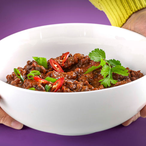 Foodfotograf München – Draufsicht auf eine servierfertige Schale mit Löwenanteil Piri Piri Stew – Kitchenkiss Studio