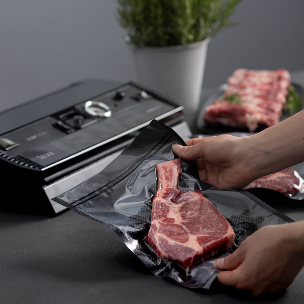 Foodfotograf München – Professionelles Vakuumieren eines hochwertigen Steaks mit einem Lava Gerät – Kitchenkiss Studio