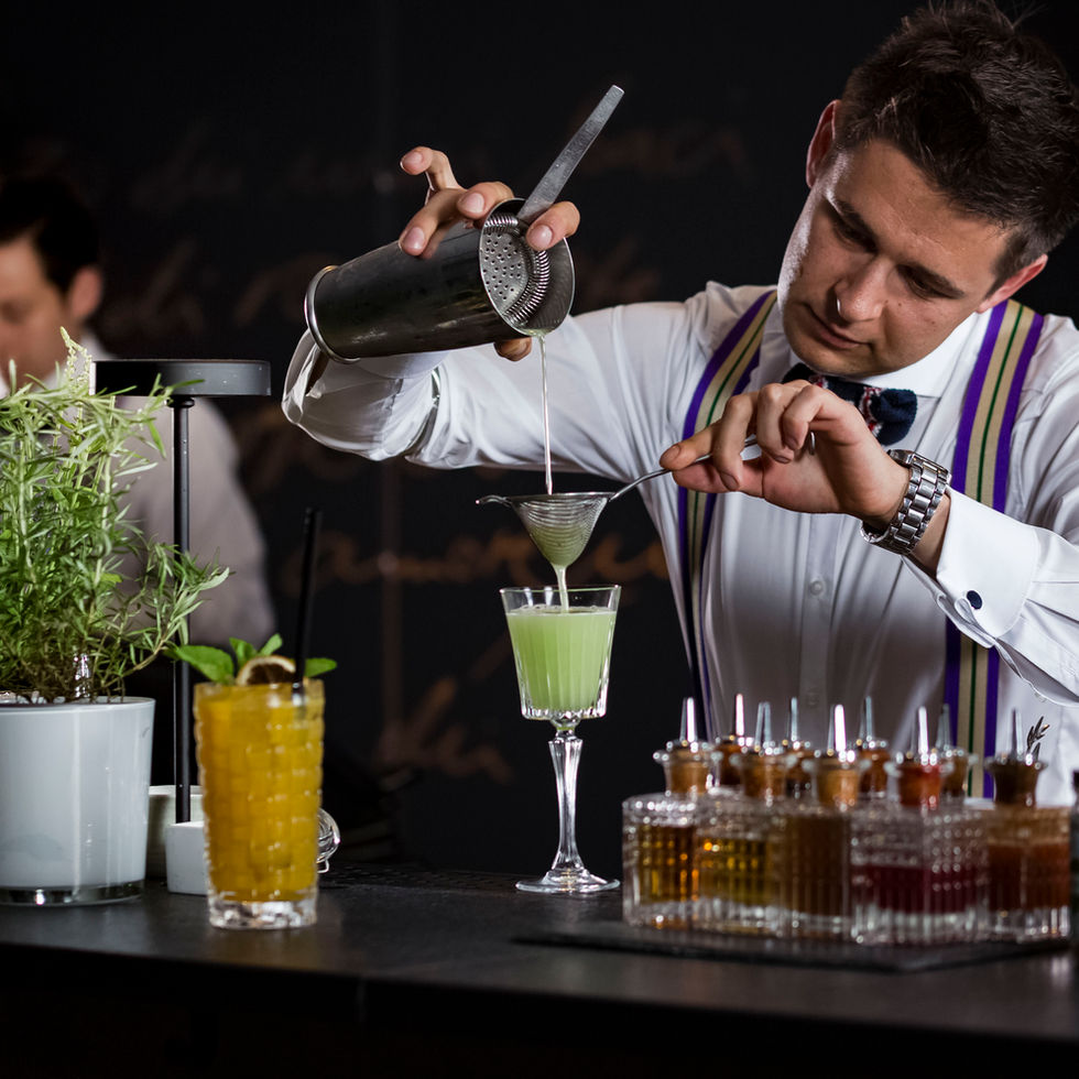 Lifestyle Werbefotografie – Professioneller Bartender beim präzisen Zubereiten eines Cocktails – Kitchenkiss