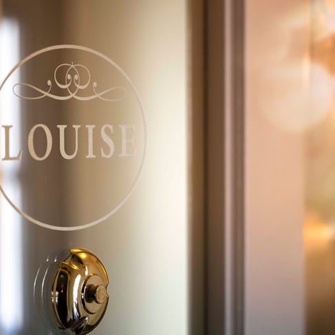 Detail-Fotografie Branding: Filigranes Glas-Design der Suite "Louise" auf Burg Schlitz, Kitchenkiss Studio.