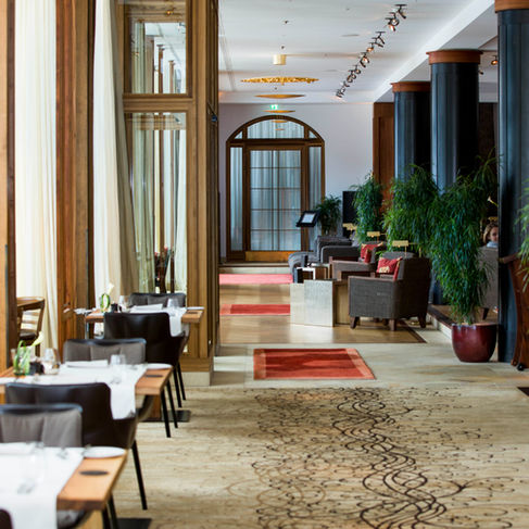 Architektur- und Hotelfotografie: Fluransicht und Übergang zum Gastronomiebereich in einem Luxushotel.