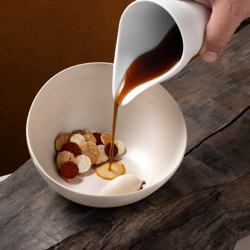 Foodfotograf – Dynamische Aufnahme beim Angießen einer feinen Sauce im Sternerestaurant – Kitchenkiss Studio