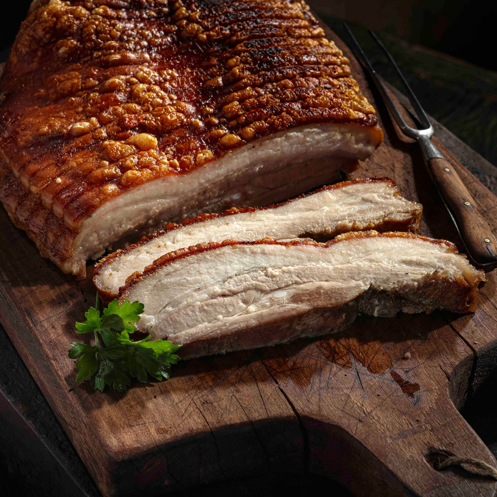 Gastronomie-Fotografie für bayerische Küche: Rustikaler Krustenbraten und Schmorgerichte – Fokus auf bürgerliches Handwerk.