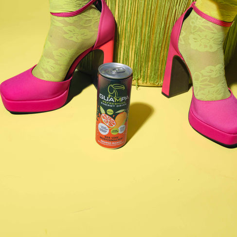 Kreative Produktfotografie – Guampa Energy Dose kombiniert mit stylischen pinken High-Heels auf Gelb – Kitchenkiss Studio