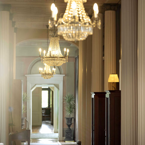 Architektur-Fotografie Hotel: Perspektive durch die historischen Flure mit prunkvollen Kronleuchtern auf Burg Schlitz.