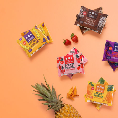 Produktfotografie für E-Commerce – 3Bears Pocket Porridge Riegel bunt arrangiert – Kitchenkiss Studio