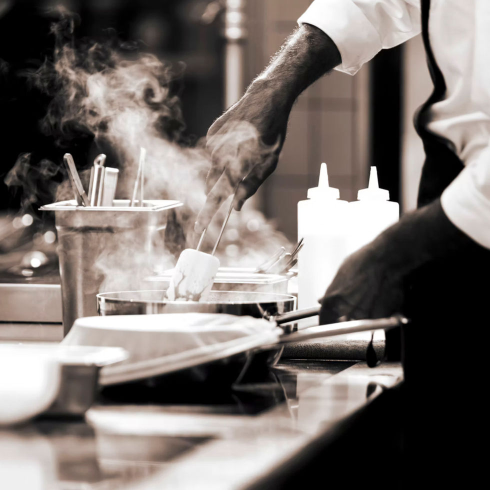 Reportage-Fotografie – Atmosphärische Schwarz-Weiß-Aufnahme aus der Profiküche während des Service – Kitchenkiss