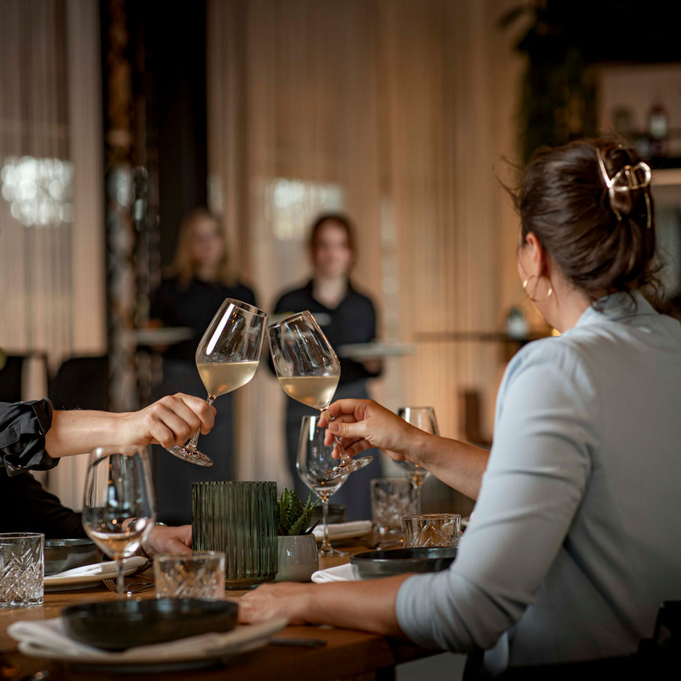 Lifestyle Fotografie – Gäste genießen das exklusive Ambiente und Catering in der Highline Location – Kitchenkiss