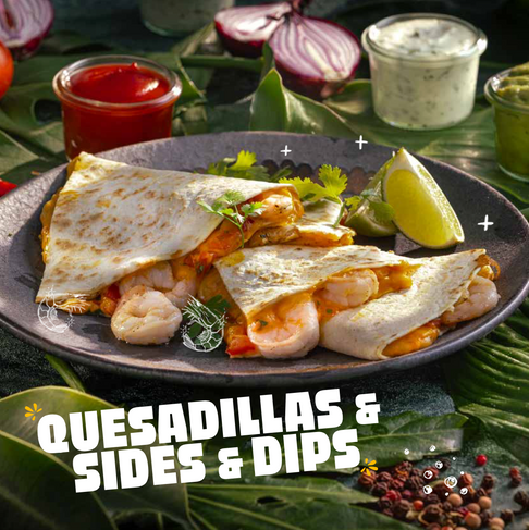 Foodfotograf München – Herzhafte Quesadillas auf dunklem Steinzeug zwischen tropischen Blättern – Kitchenkiss