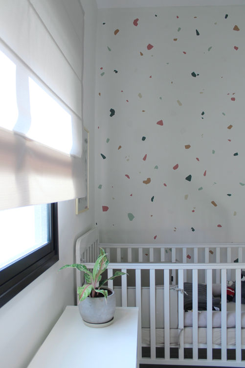 חדר תינוק עם מדבקות קיר צבעוניות ווילון