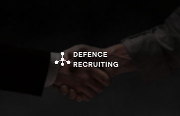 Business-Handshake vor dunklem Hintergrund, symbolisiert vertrauensvolle Zusammenarbeit im Defence Recruiting