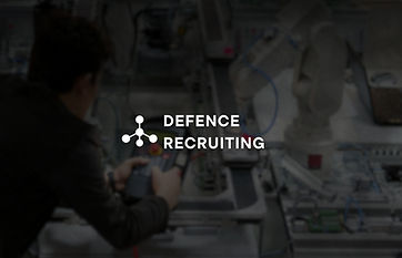 Ingenieur arbeitet an komplexer Industrieanlage, repräsentiert technische Engineering-Rollen im Defence Recruiting
