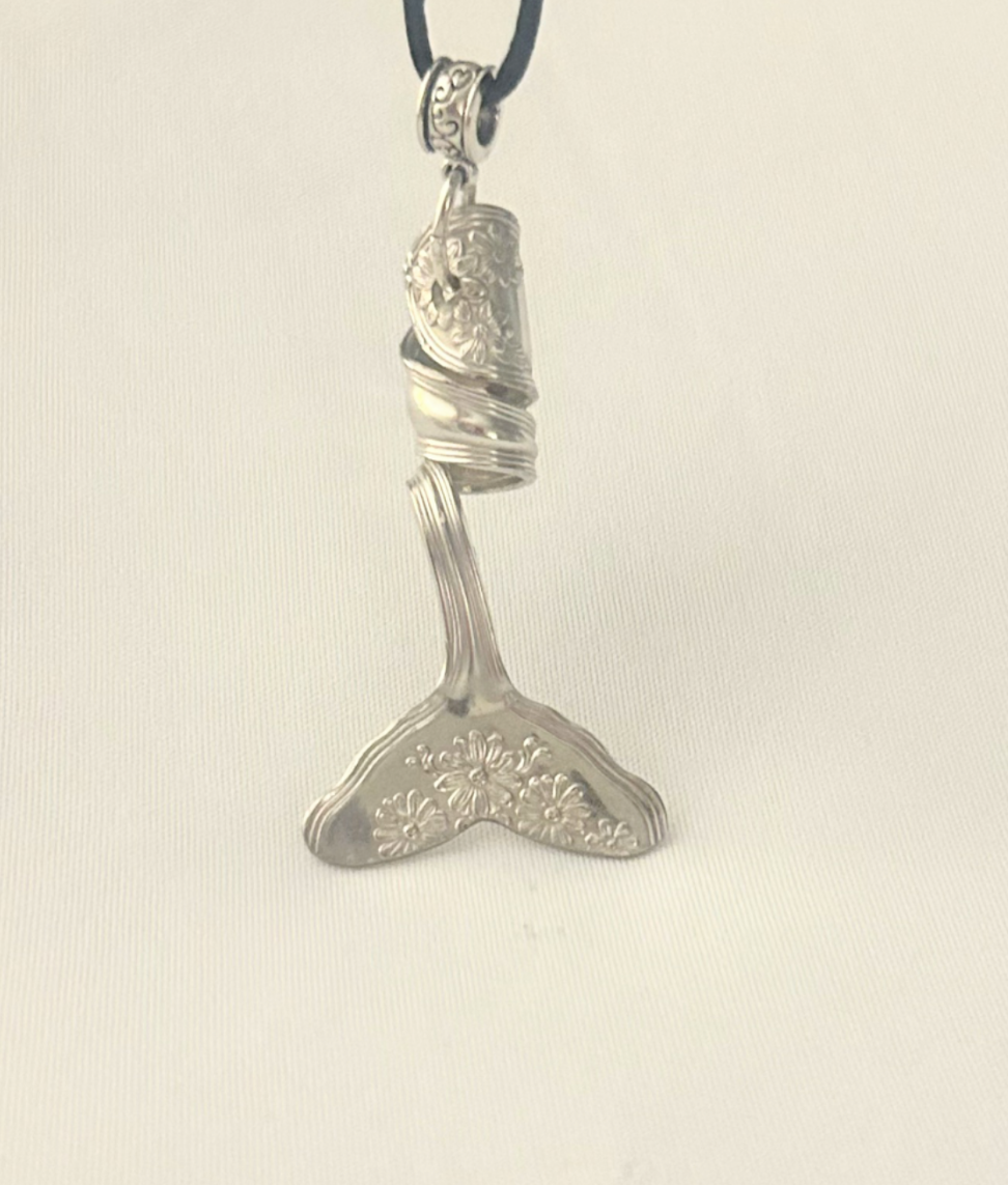 Tail Pendant 