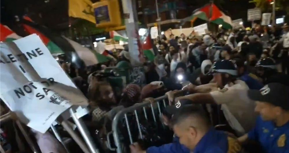  Activists clash with NYPD while protesting Mamdani-opposed Israeli real estate event at Manhattan synagogue 