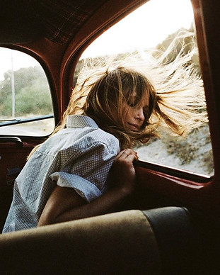 fille voiture.jpg
