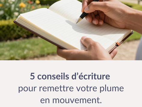 un homme qui écrit dans un carnet