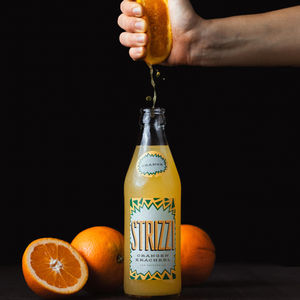 Produktvideo einer Flasche und Orangen