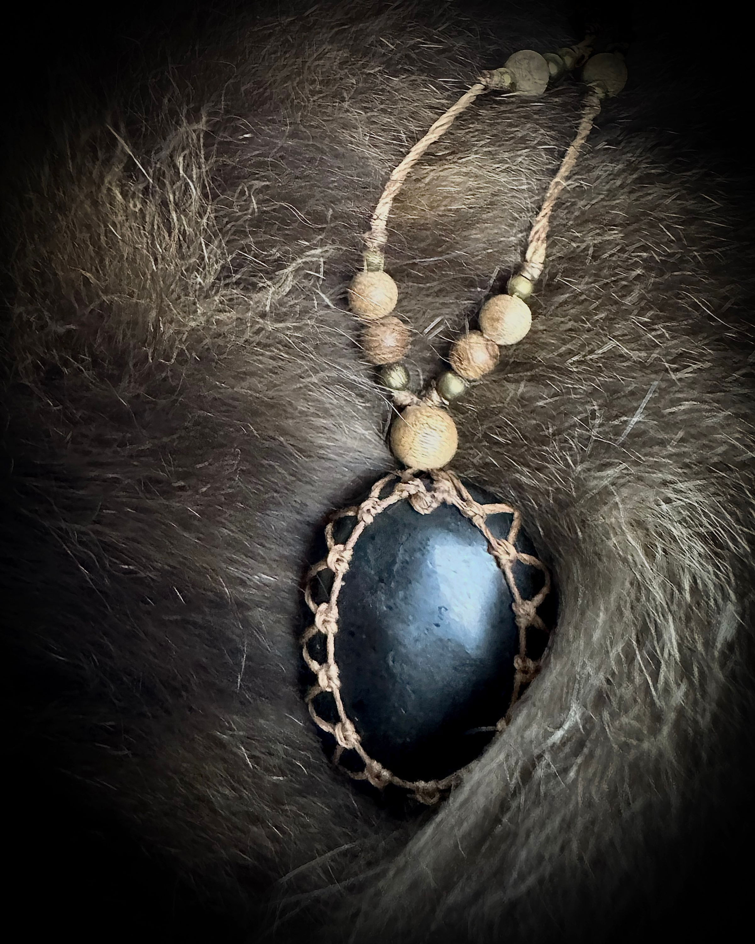 Halskette / Amulett mit schwarzen Turmalin / Bronze / Holz