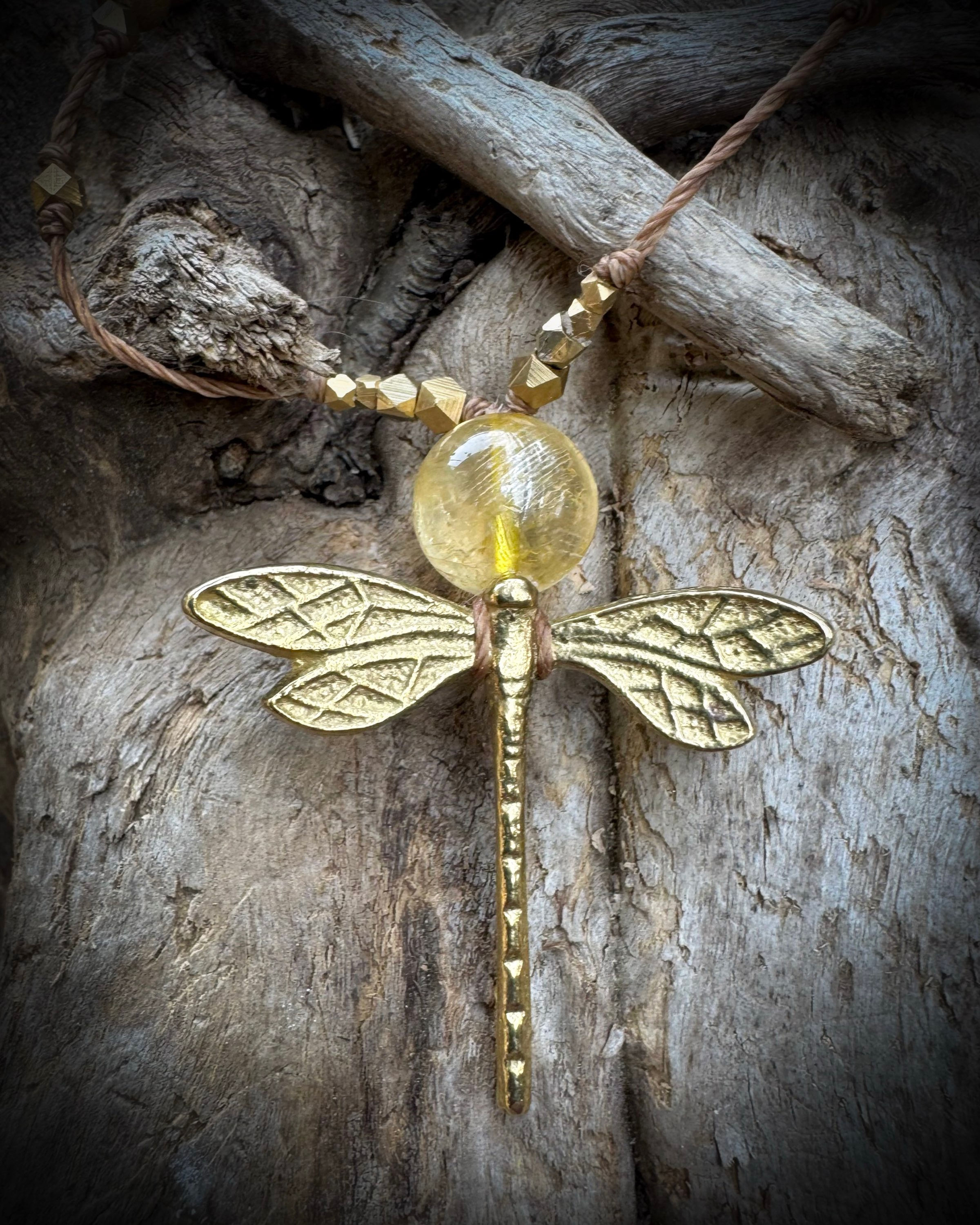 Halskette / Amulett „Libelle“ mit Citrin / Messing / Holz